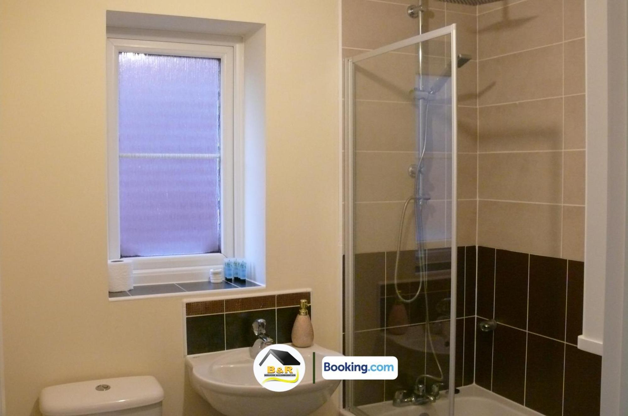 3 Bedroom House By B And R Serviced Accommodation Amesbury With Super Fast Wi-Fi 145Mbps Екстериор снимка