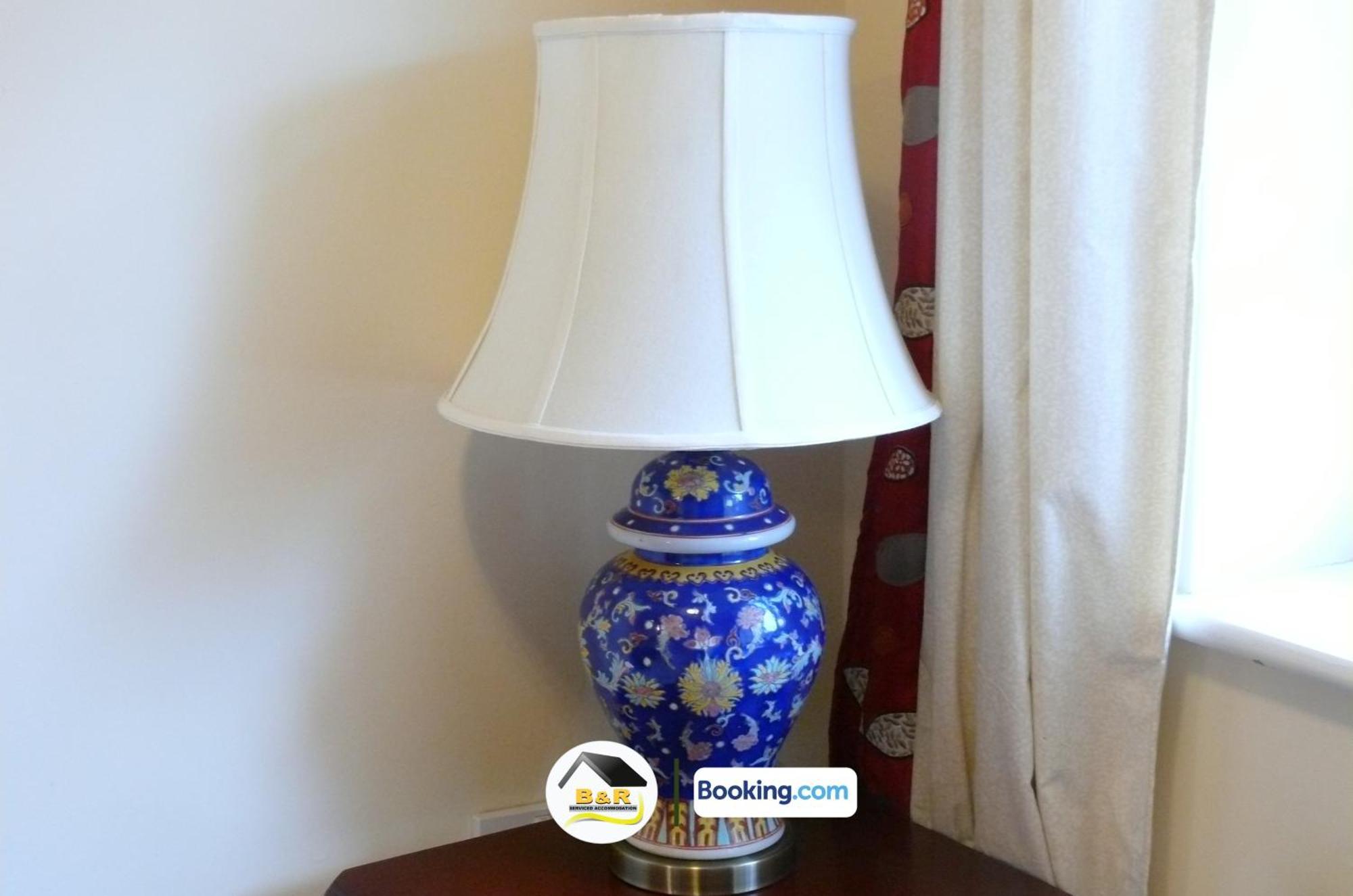 3 Bedroom House By B And R Serviced Accommodation Amesbury With Super Fast Wi-Fi 145Mbps Екстериор снимка