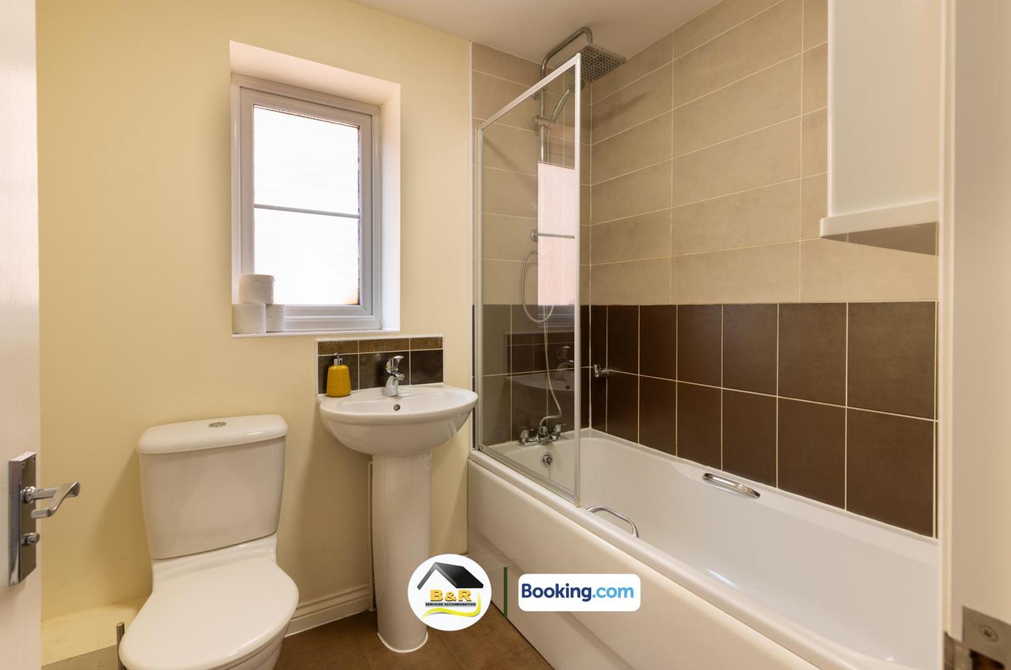 3 Bedroom House By B And R Serviced Accommodation Amesbury With Super Fast Wi-Fi 145Mbps Екстериор снимка