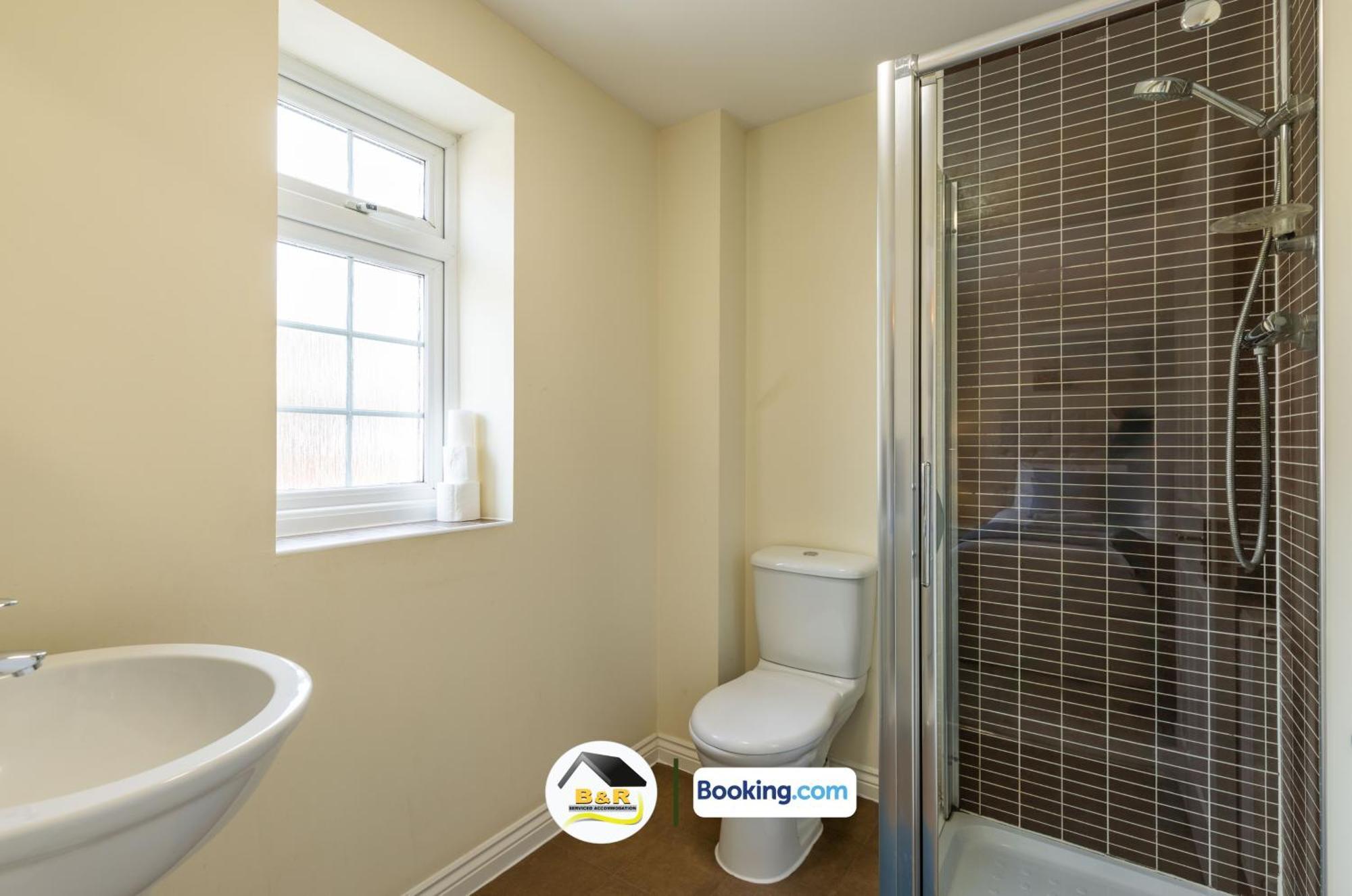 3 Bedroom House By B And R Serviced Accommodation Amesbury With Super Fast Wi-Fi 145Mbps Екстериор снимка